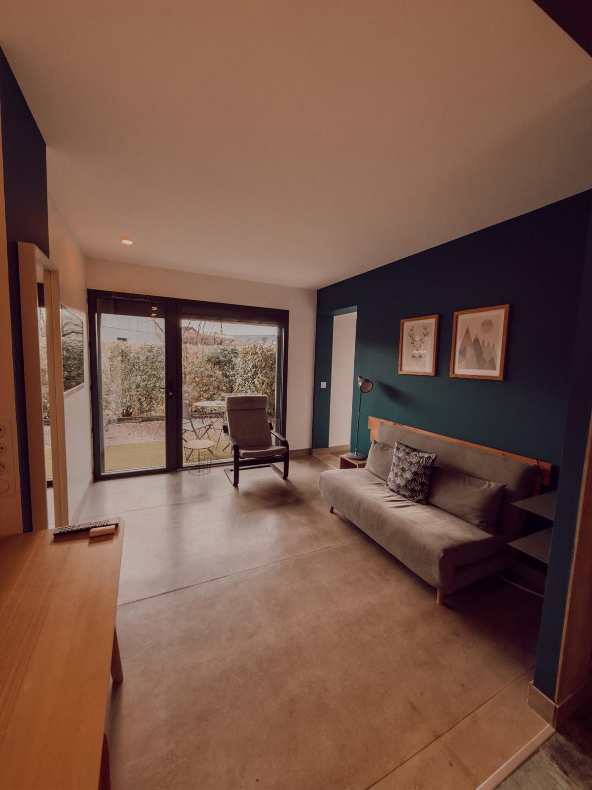 Salon d’un appartement ouvert sur un extérieur privatif