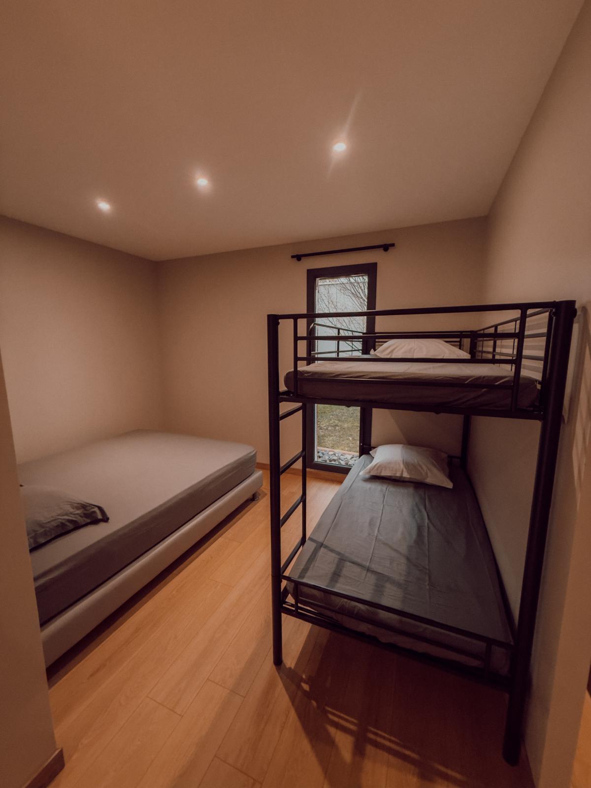 Chambre avec lit double et lits superposés