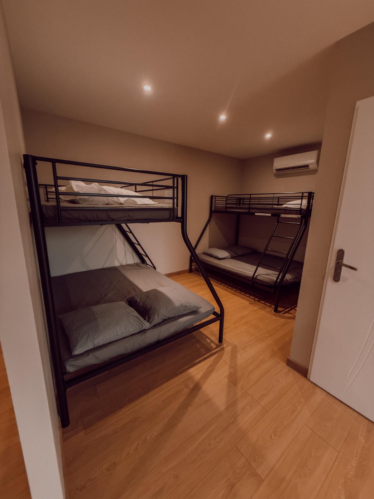Dortoir climatisé avec lits superposés